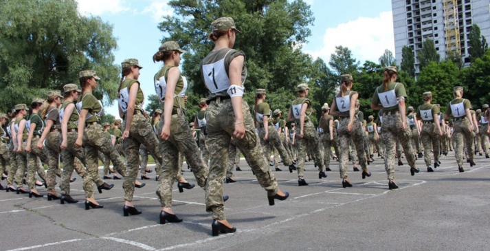 Каблуки остаются: поставлена точка в скандале с туфлями женщин-военных на параде