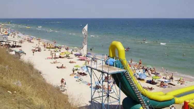 В Кирилловке при надувании горки на пляже трагически погиб сотрудник аттракциона
