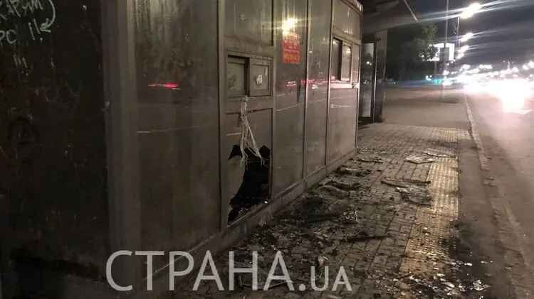 В Киеве сожгли магазин на остановке транспорта