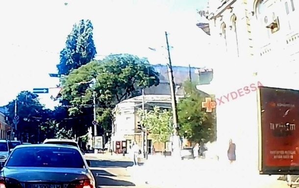 В Одессе на тротуар рухнул фасад здания, чудом не задев прохожих