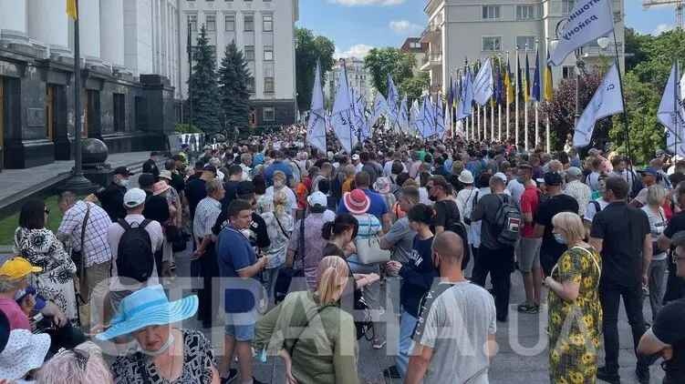 Предприниматели пришли протестовать под ОП против сноса МАФов в Киеве