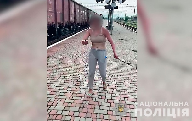 В Миргороде при задержании девушка ранила ножом полицейского