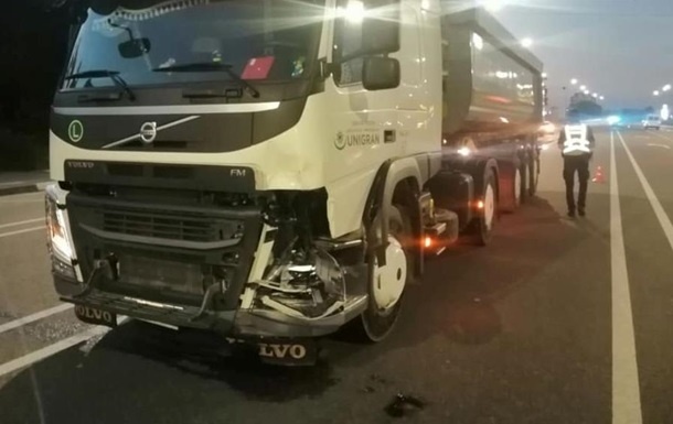 Под Киевом грузовик переехал двух человек на мопеде