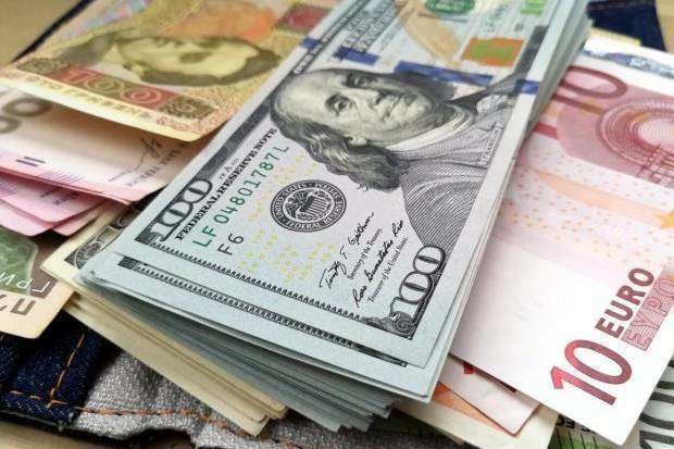 Украинцы спешат избавиться от валюты