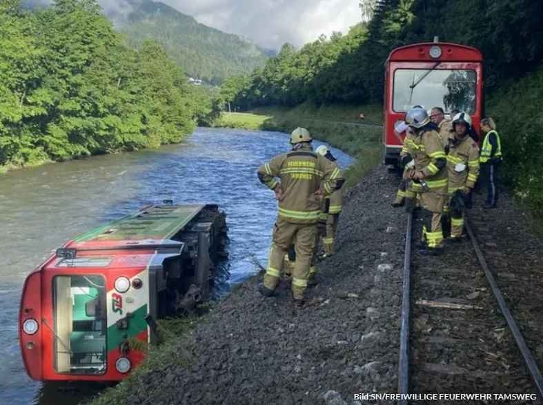 В Альпах вагон поезда упал в реку, пострадали дети