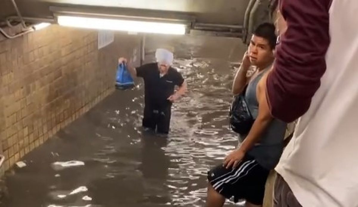 В затопленном метро пассажиры вплавь выбирались из подземки