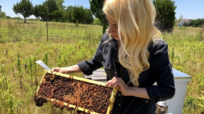 Девушка голыми руками притронулась к сотням пчел
