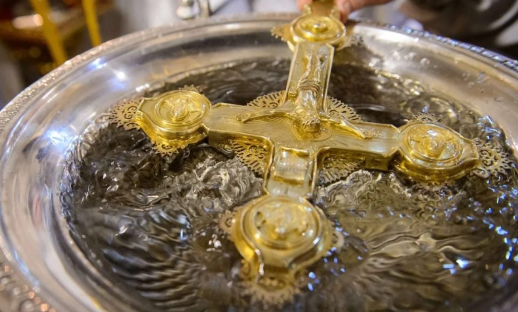 Можно ли отдавать святую воду другим людям