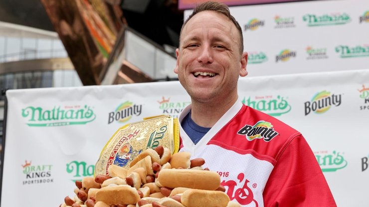 Американец «Челюсти» установил мировой рекорд по поеданию хот-догов