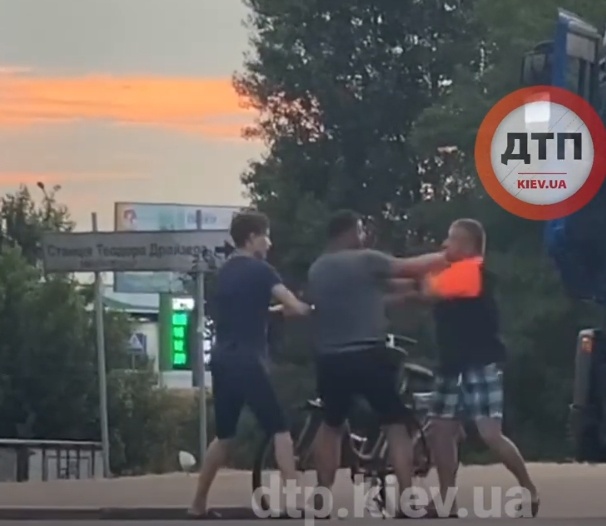 В Киеве подрались велосипедист и водитель грузовика: кто победил в споре