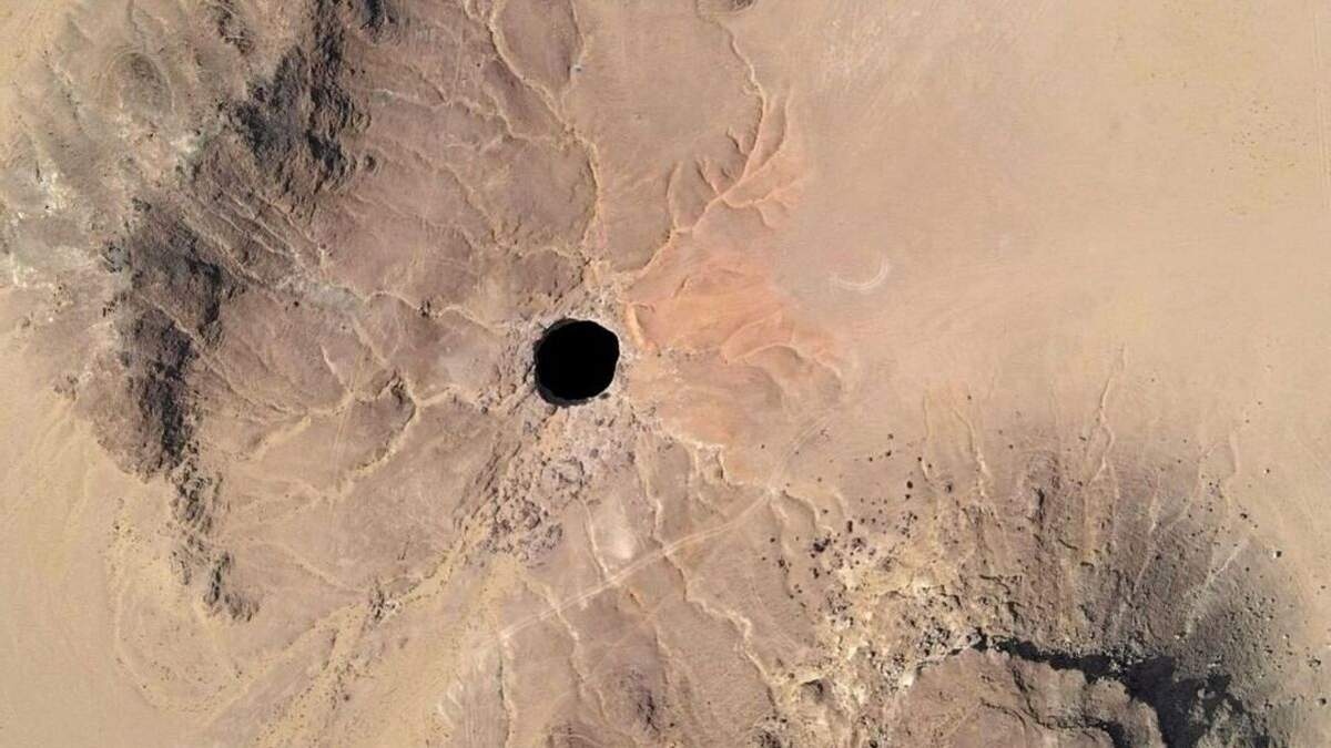 «Колодец ада»: в сети показали снимок загадочной дыры в Йемене