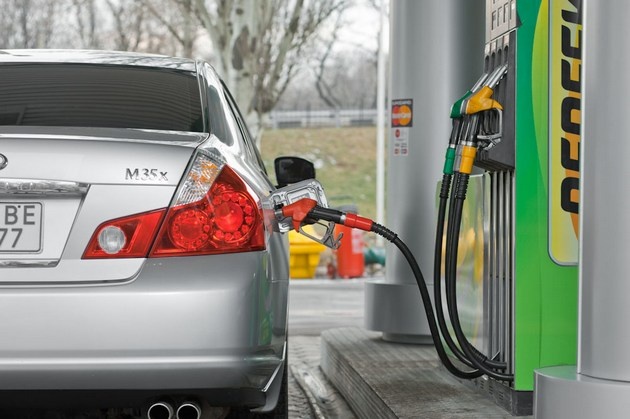 АЗС позволили поднять цены на бензин и ДТ: названа новая максимальная стоимость