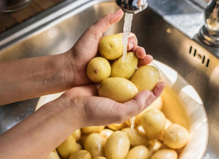 Как в домашних условиях отмыть руки от молодой картошки