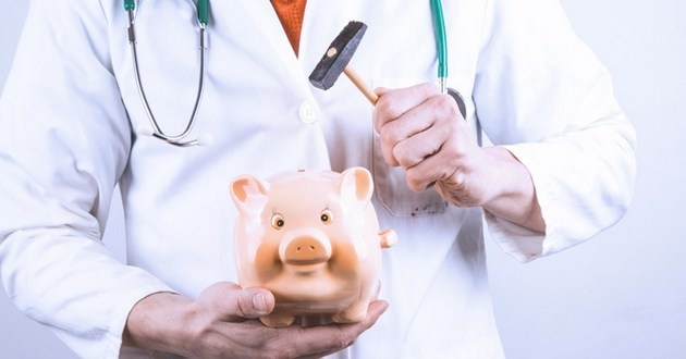 Медикам повышают зарплату: сколько будут зарабатывать врачи и медсестры