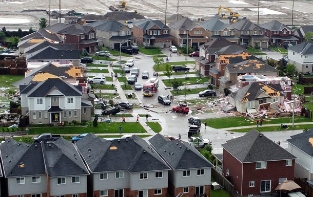 В Канаде мощный торнадо разрушил жилой квартал