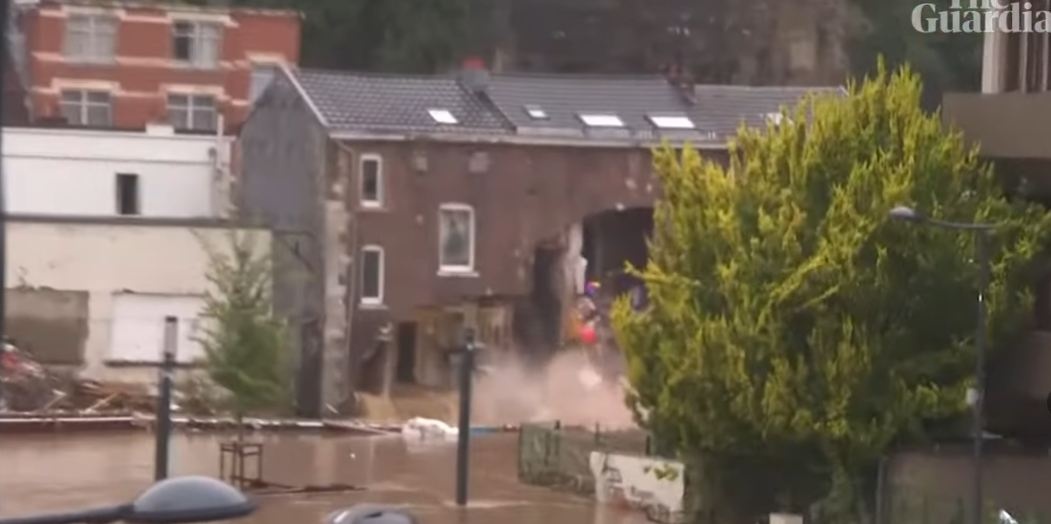 Потоп обрушил дом в Бельгии: мэр города как раз давал интервью в прямом эфире