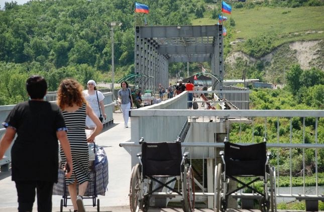 "Это наша судьба до конца дней?” Жительница Донбасса возмущена поведением боевиков-"пограничников"