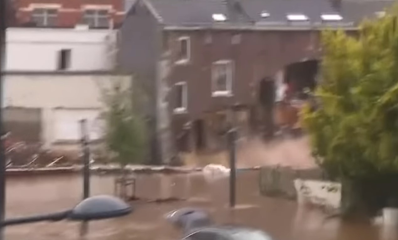В Бельгии дом рухнул во время интервью мэра