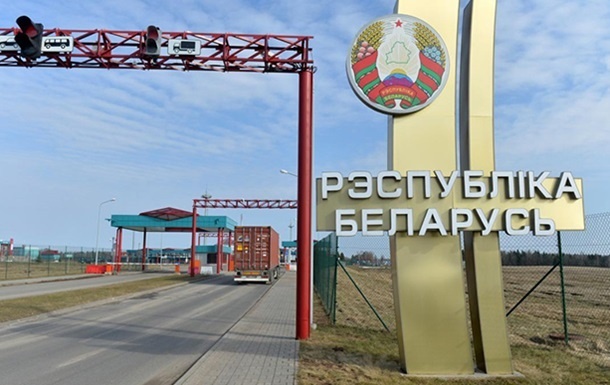 На границе с Беларусью пьяный водитель грузовика снес шлагбаум