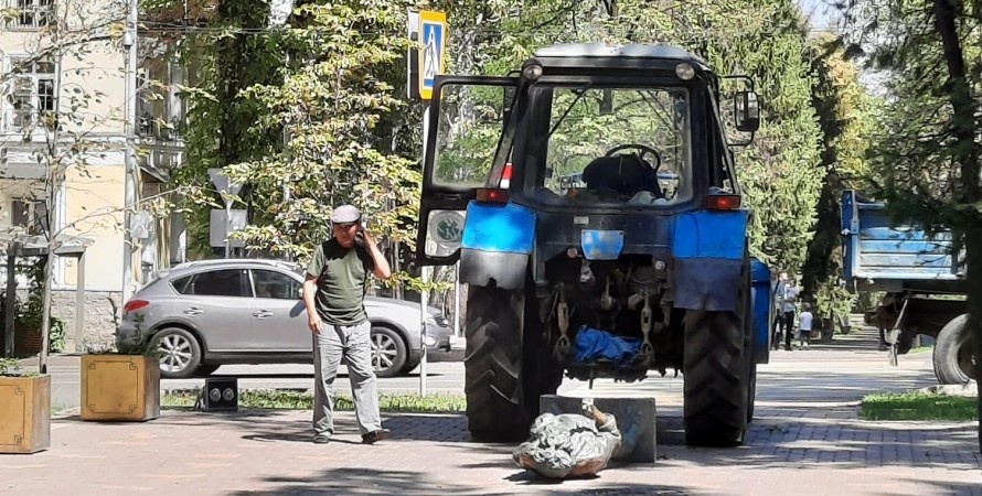 В Казахстане мужчина на тракторе снес памятник Цою