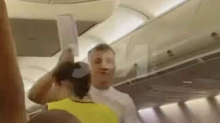 В Одессе с борта самолета высадили буйного пассажира, который отказывался надевать маску