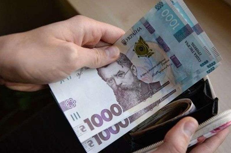 Кабмин предложил повысить минимальную зарплату до 7700 гривен