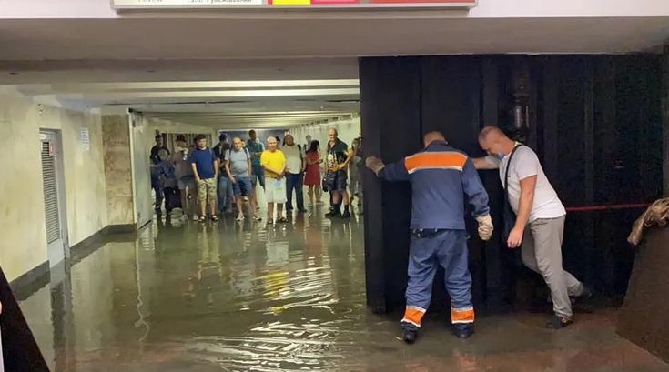 Станцию метро в Киеве наглухо закрыли гермозатвором: последствия урагана