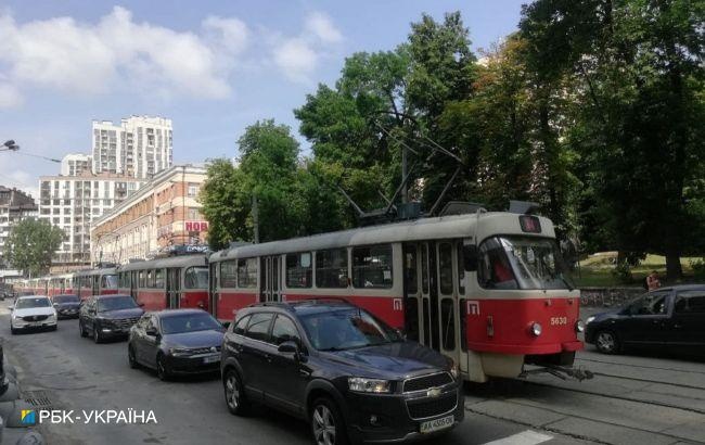 В центре Киева образовалась огромная пробка из трамваев