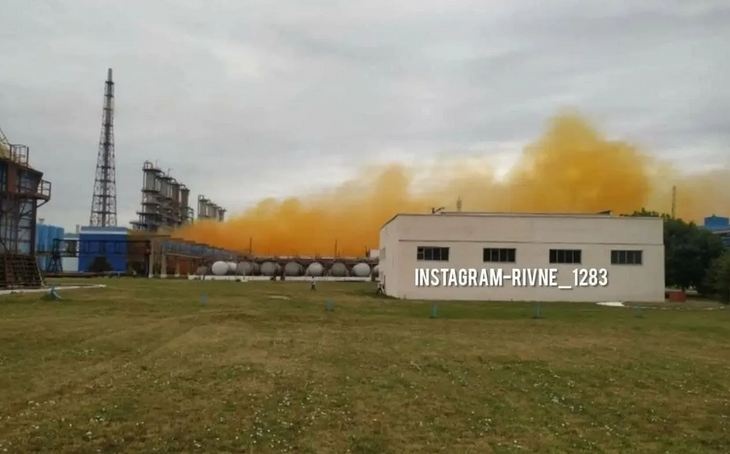 Оранжевая туча идет на Ровно: на химзаводе Фирташа произошел взрыв