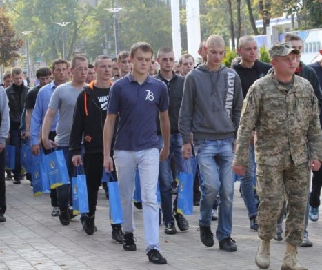 Обязательный военный призыв в Украине намерены отменить