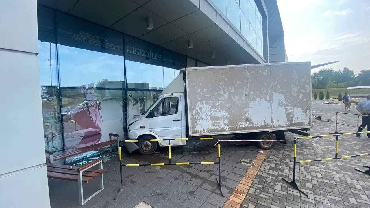 В Кривом Роге грузовик врезался в торговый центр "Ашан"