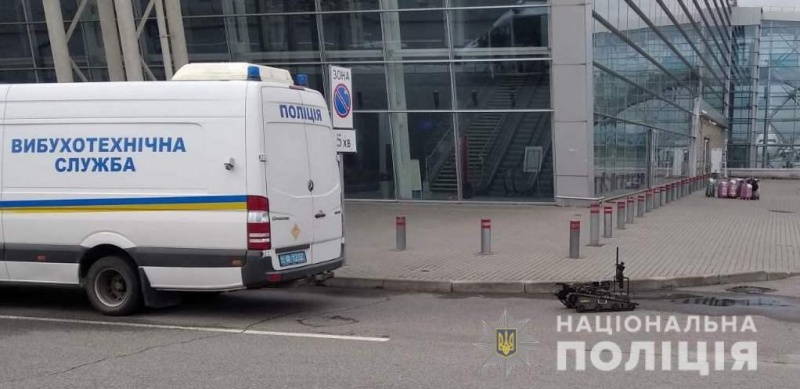 Во Львове "обезвредили" кем-то забытую сумку в аэропорту