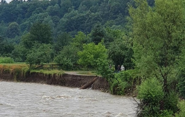 На Прикарпатье после проливных дождей река разрушила дорогу