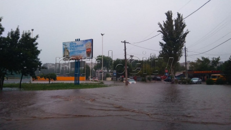 Ливень накрыл Мариуполь: город "ушел под воду"