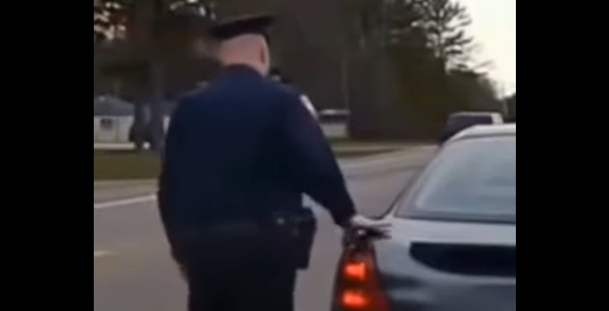 Почему полицейские касаются остановленных автомобилей
