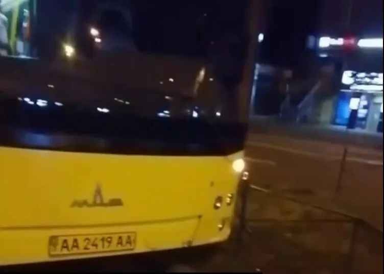 В Киеве пассажир напал на водителя автобуса во время движения, произошло ДТП