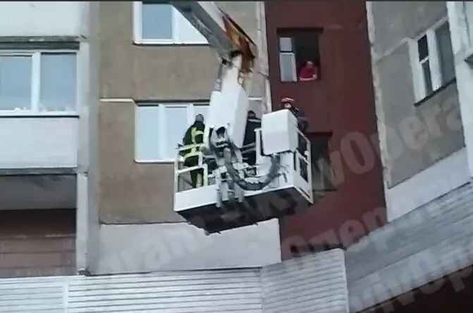 В Киеве мужчина выпрыгнул из окна пятого этажа, а затем отбивался от спасателей