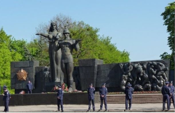 Монумент боевой славы во Львове разобрали