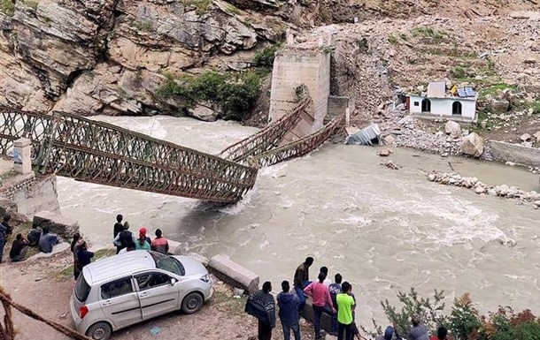 Мощный камнепад уничтожил мост: кадры разрушений