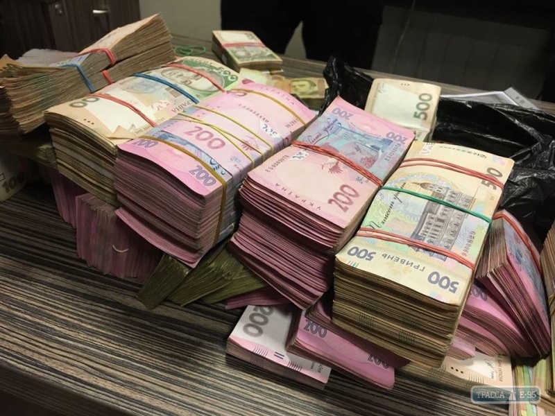 Прокурор присвоил себе более миллиона гривен, изъятых во время обыска