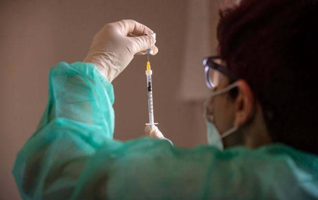 Обязательная вакцинация медиков: в Минздраве объяснили отказ от процедуры