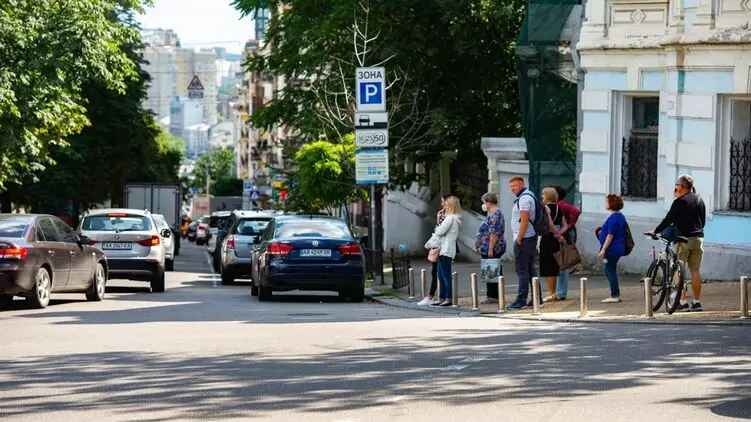 В Киеве начали взимать с водителей плату за парковку на придомовой территории
