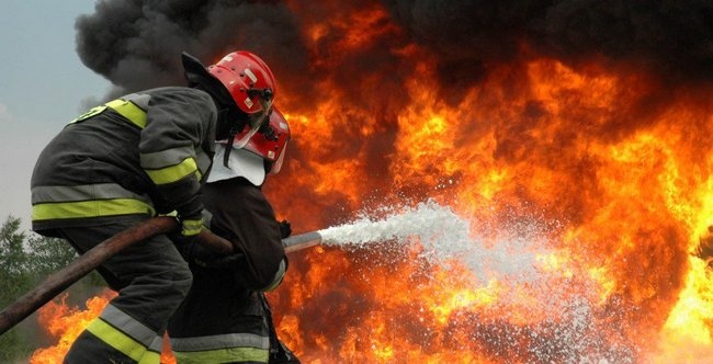 В Анталье пожары добрались до гостиниц и домов