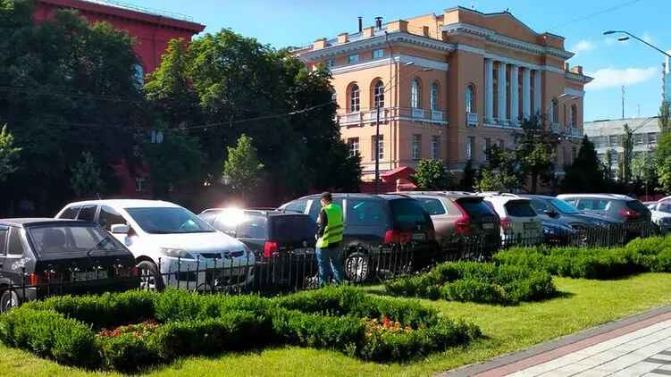 Киевлян хотят заставить платить за парковку у дома