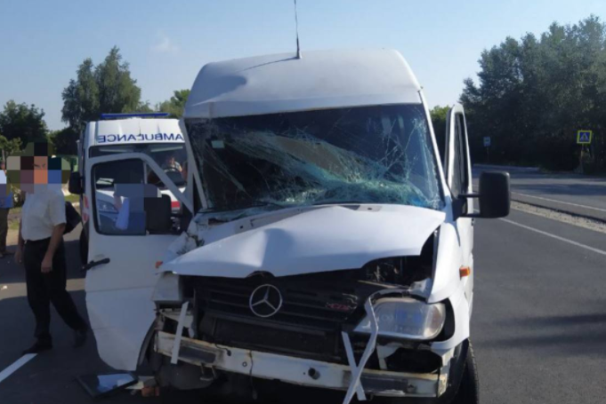 На трассе Киев - Чернигов маршрутка въехала в грузовик, есть пострадавшие