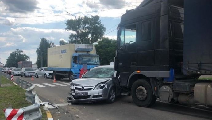 Стояли на остановке: в Киевской области авто насмерть сбило мужчину с ребенком