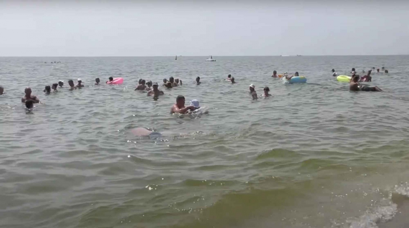 Отдых в Затоке: туристы жалуются на зеленое море, толпы людей и мусор на побережье