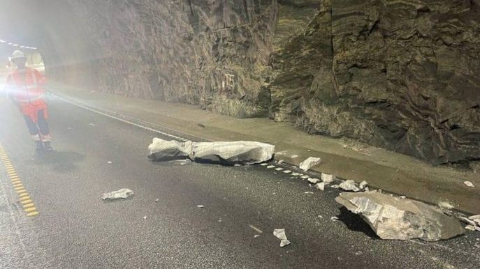 В Норвегии на машину упал однотонный камень: жуткие кадры