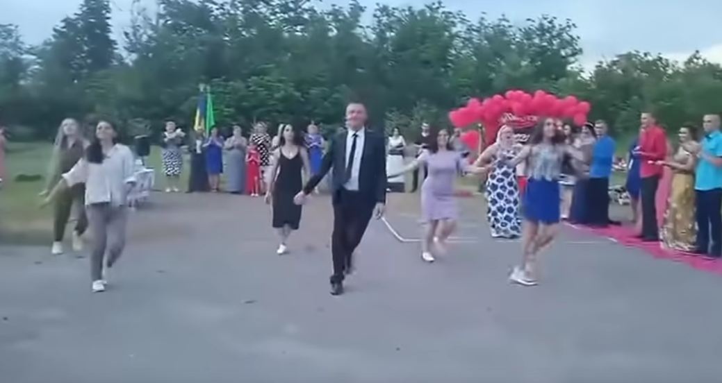 Танцующий 31-летний директор школы стал звездой соцсетей