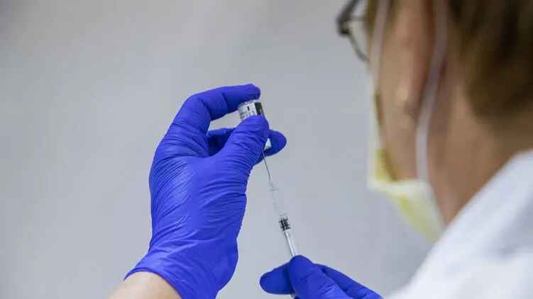 Израиль первым в мире начал вакцинацию против коронавируса третьей дозой